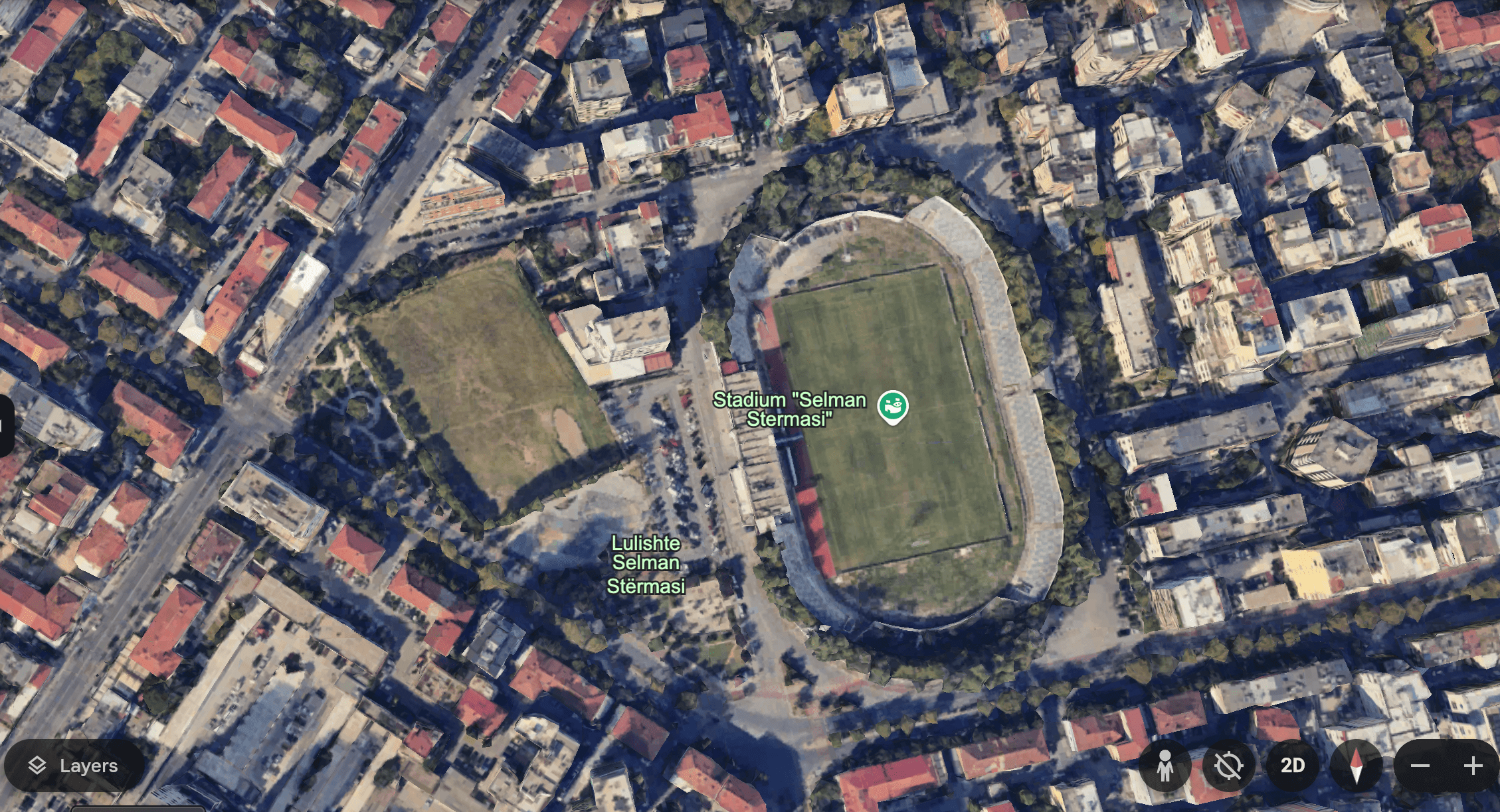 Pamje me Google Earth e hapësirës tek stadiumi Selman Stërmasi dhe fushës sportive në krah